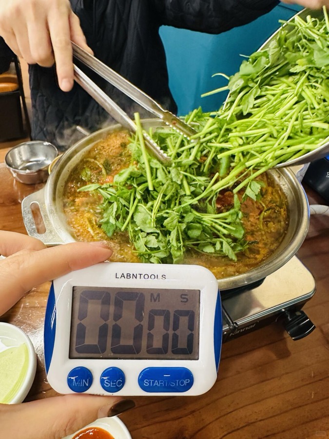 샤오홍슈에 발행된 한국 매장 방문 후기 게시물 화면