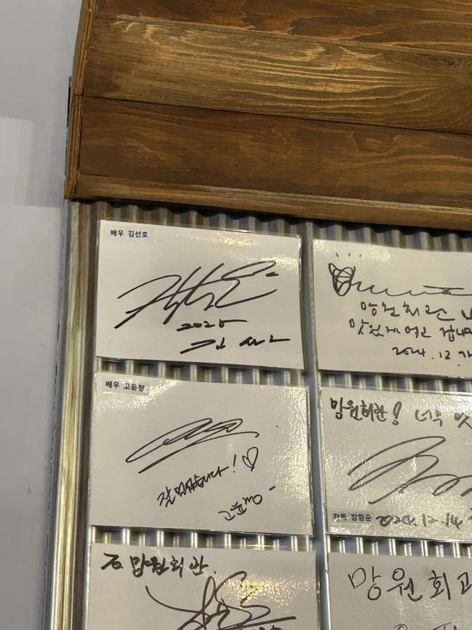 샤오홍슈에 발행된 한국 매장 방문 후기 게시물 화면