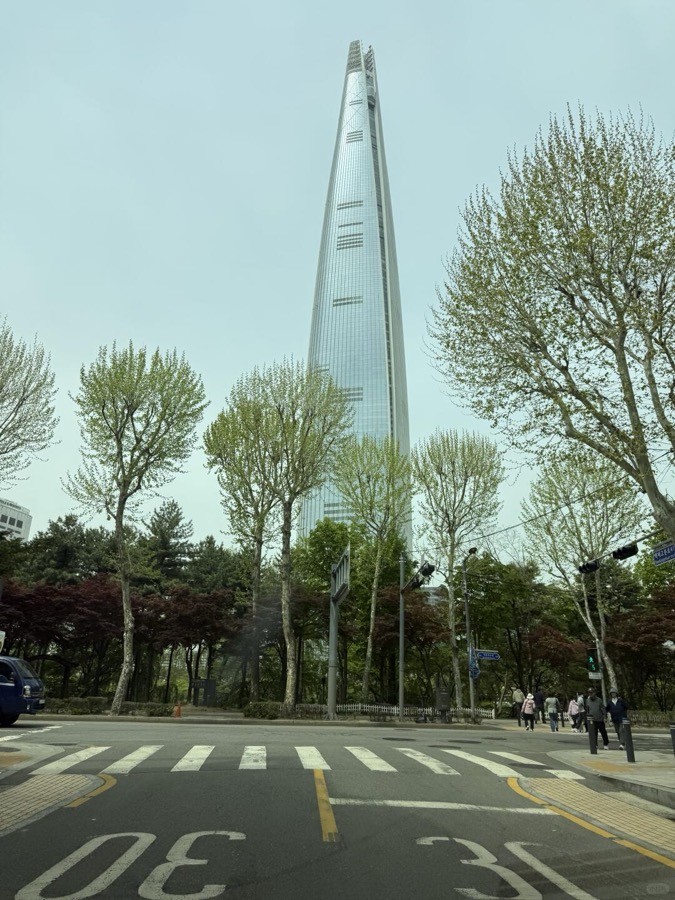 샤오홍슈에 발행된 한국 매장 방문 후기 게시물 화면